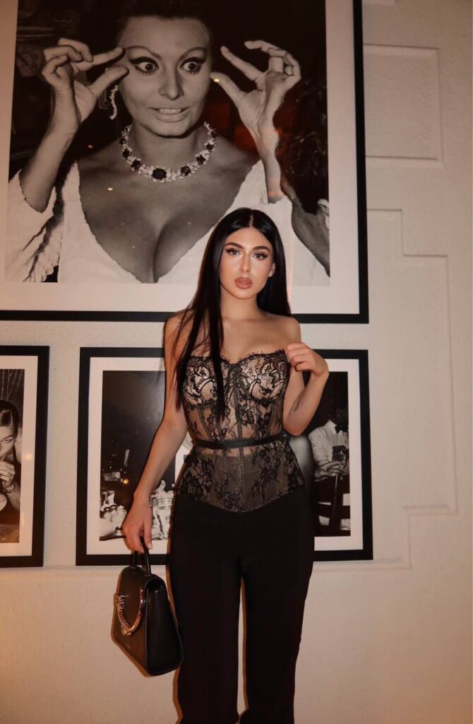 Амина — возраст 18, рост 170, вес 46, размер груди 2