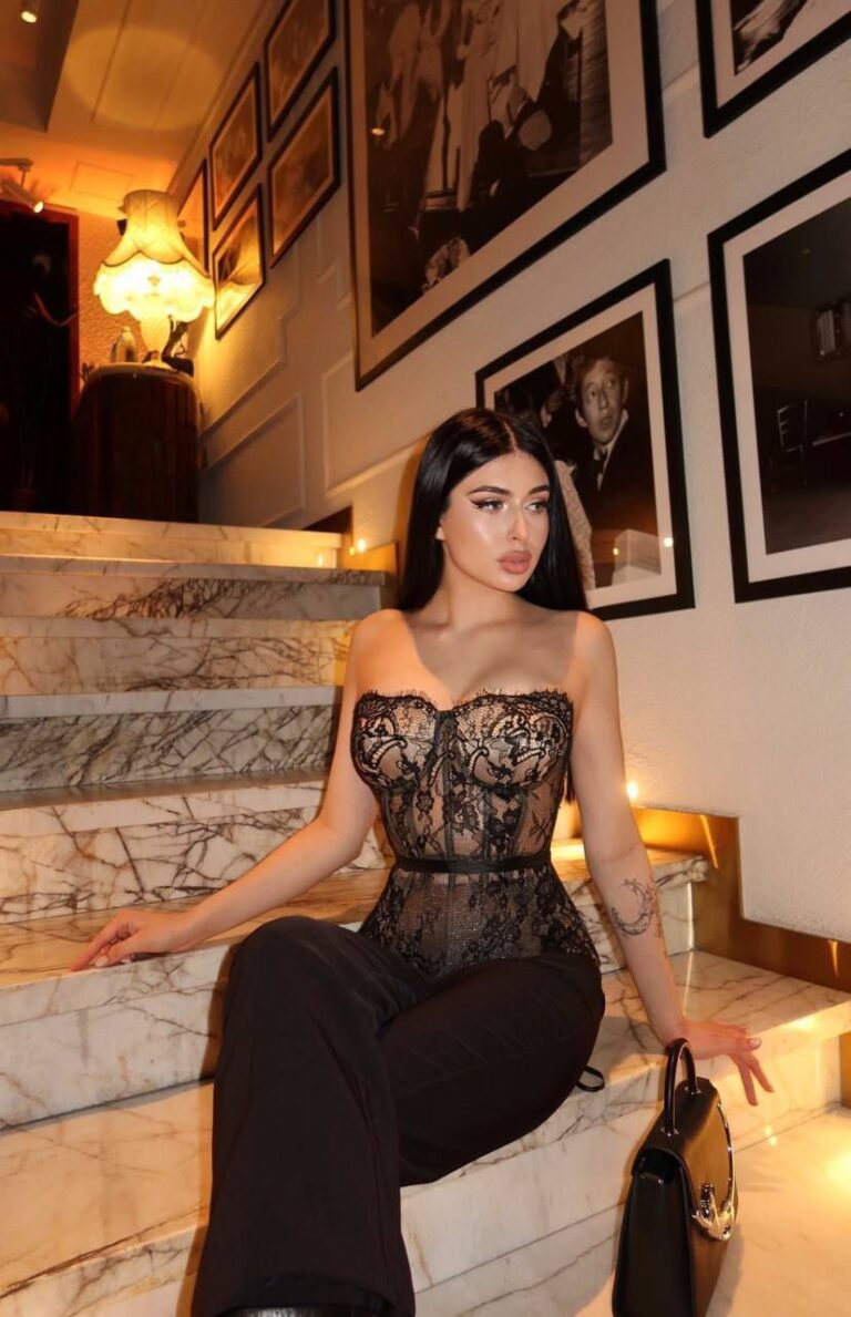 Эскортница Амина - грудь 2, рост 170 см, вес 46 кг, цвет волос Брюнетки, этничность Европейская