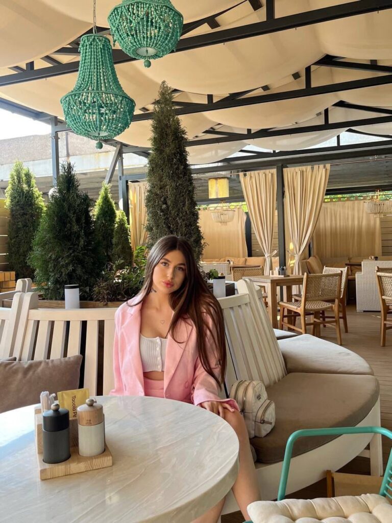 Эскортница Амина - грудь 2, рост 170 см, вес 46 кг, цвет волос Брюнетки, этничность Европейская