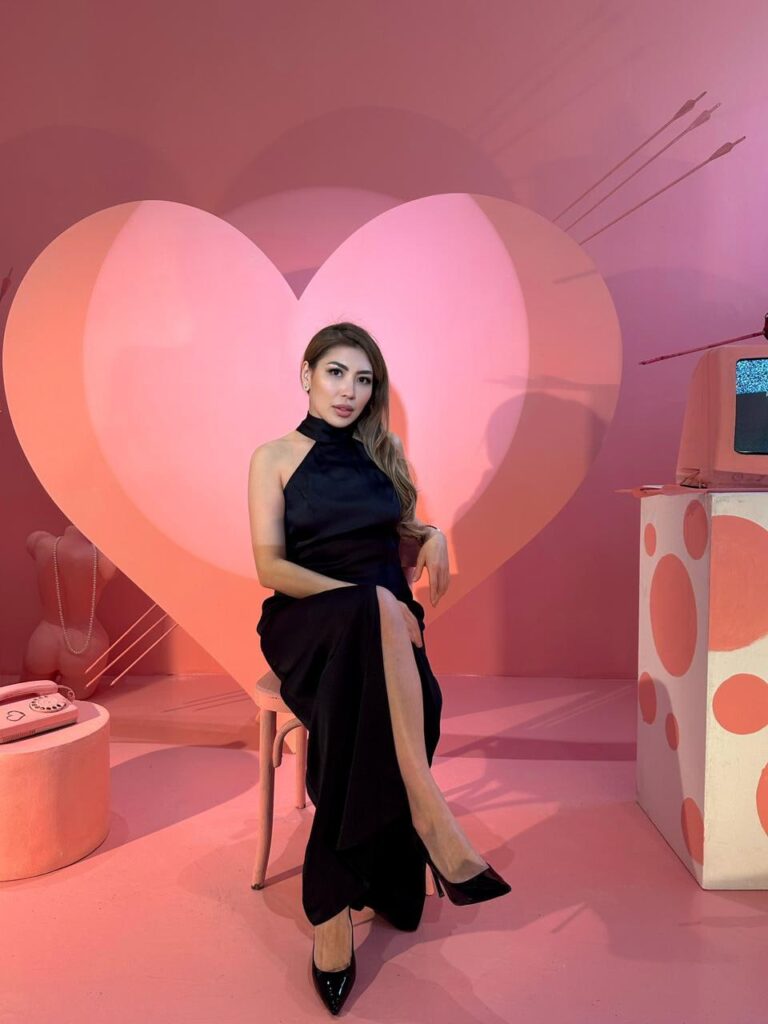 Эскортница Айрис - грудь 2, рост 168 см, вес 60 кг, цвет волос Русые, этничность Азиатская