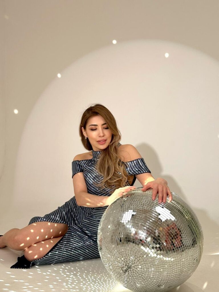 Эскортница Айрис - грудь 2, рост 168 см, вес 60 кг, цвет волос Русые, этничность Азиатская