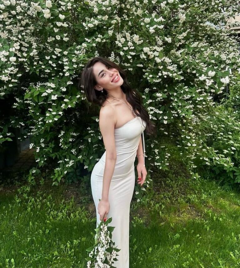 Эскортница Элиза - грудь 2, рост 170 см, вес 55 кг, цвет волос Шатенки, этничность Азиатская