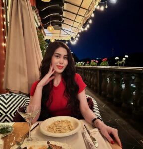 Эскортница Элиза - грудь 2, рост 170 см, вес 55 кг, цвет волос Шатенки, этничность Азиатская