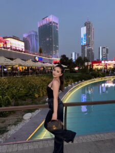 Эскортница Айлин - грудь 2, рост 160 см, вес 50 кг, цвет волос Шатенки, этничность Азиатская