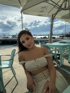 Эскортница Айлин - грудь 2, рост 160 см, вес 50 кг, цвет волос Шатенки, этничность Азиатская