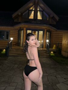 Эскортница Айлин - грудь 2, рост 160 см, вес 50 кг, цвет волос Шатенки, этничность Азиатская