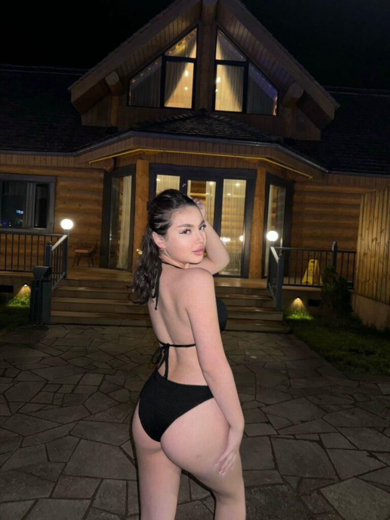 Эскортница Айлин - грудь 2, рост 160 см, вес 50 кг, цвет волос Шатенки, этничность Азиатская