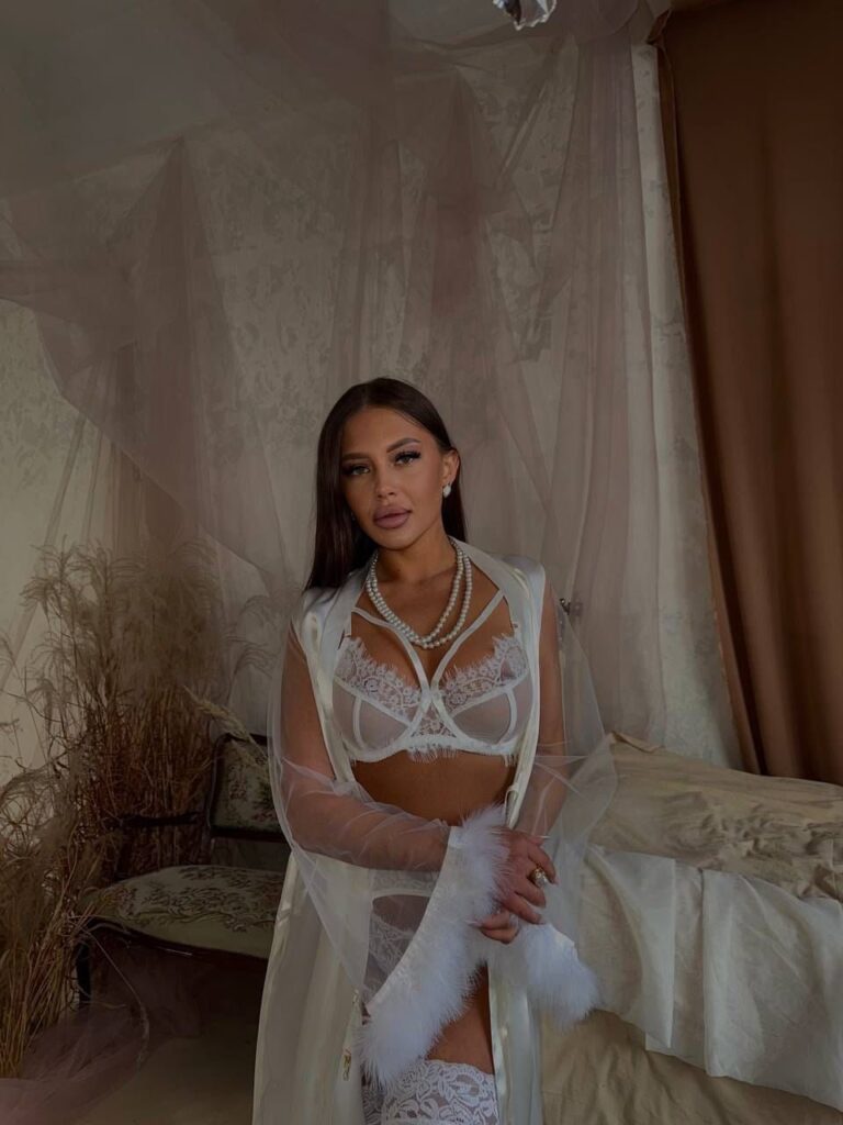 Эскортница Паолла - грудь 3, рост 169 см, вес 55 кг, цвет волос Шатенки, этничность Европейская