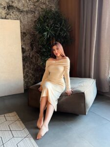 Эскортница Лёля - грудь 3, рост 161 см, вес 65 кг, цвет волос Русые, этничность Латиноамериканская