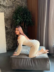 Эскортница Лёля - грудь 3, рост 161 см, вес 65 кг, цвет волос Русые, этничность Латиноамериканская