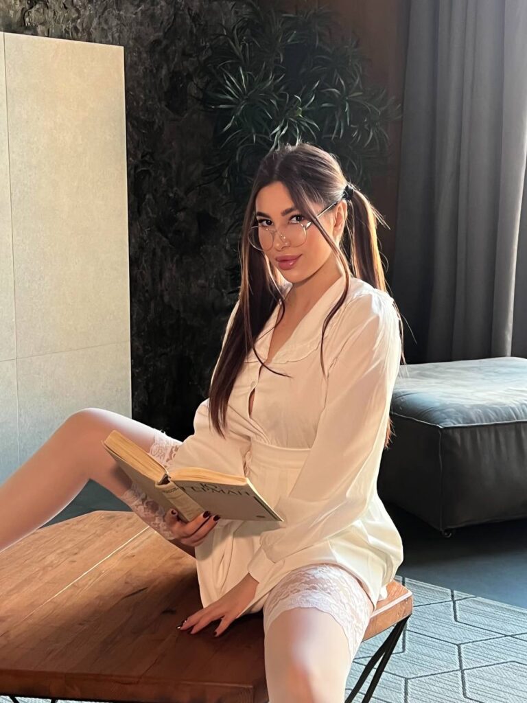 Эскортница Лёля - грудь 3, рост 161 см, вес 65 кг, цвет волос Русые, этничность Латиноамериканская