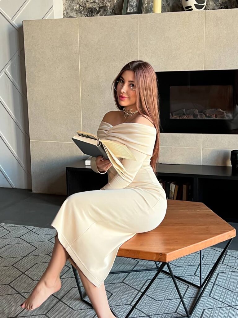 Эскортница Лёля - грудь 3, рост 161 см, вес 65 кг, цвет волос Русые, этничность Латиноамериканская