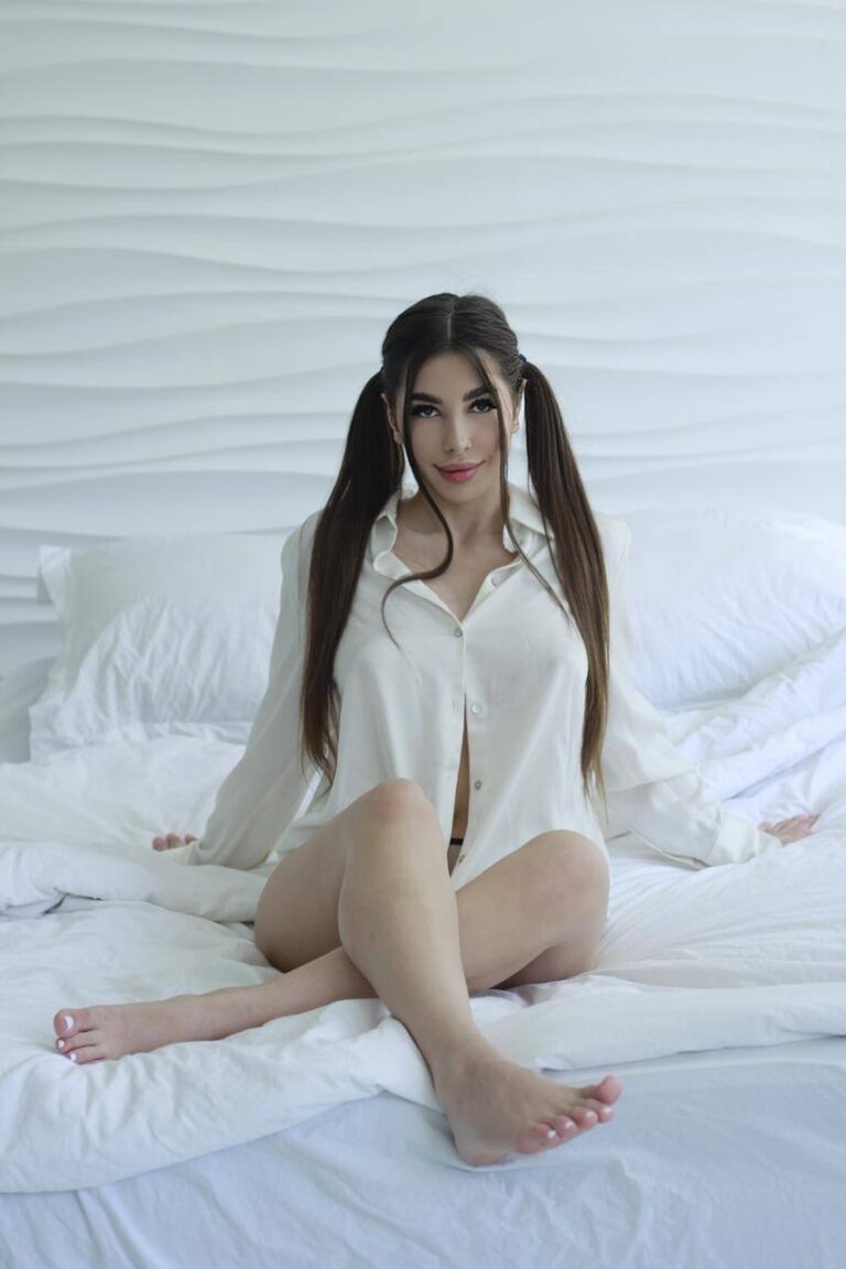 Эскортница Лёля - грудь 3, рост 161 см, вес 65 кг, цвет волос Русые, этничность Латиноамериканская