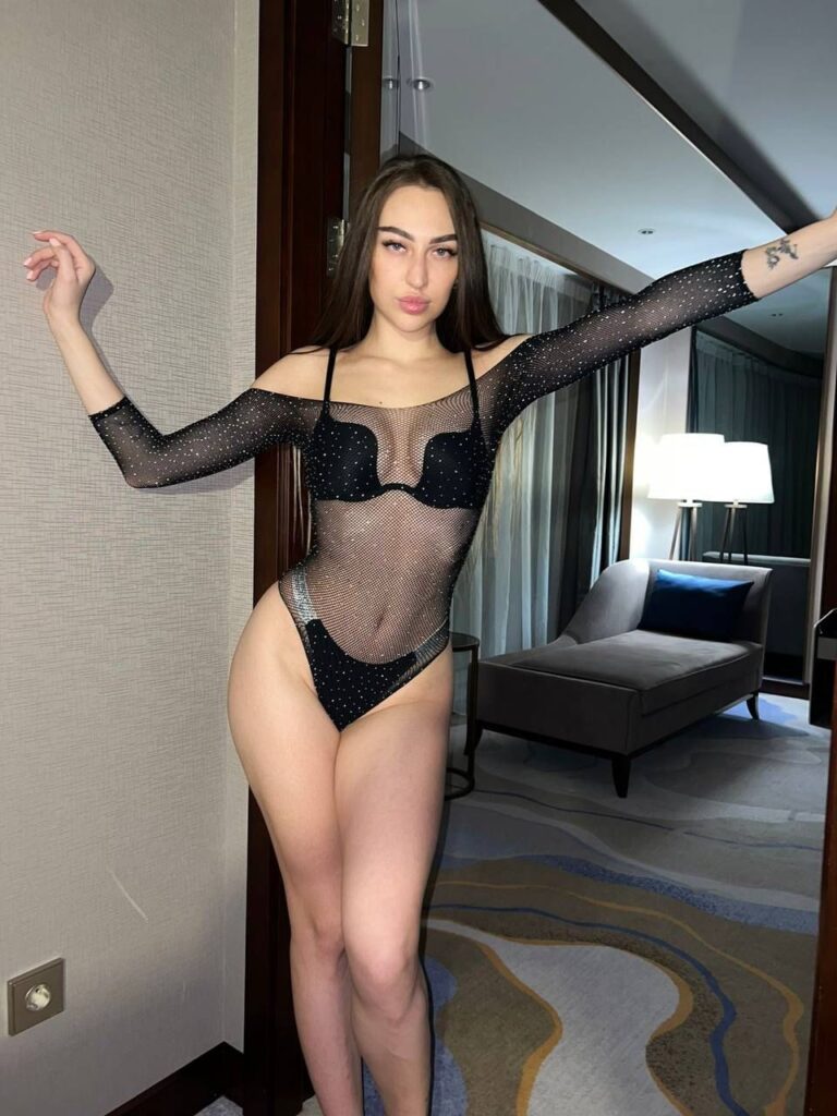 Эскортница Саша - грудь 2, рост 178 см, вес 58 кг, цвет волос Шатенки, этничность Европейская