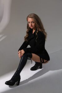 Эскортница Элина - грудь 2, рост 165 см, вес 53 кг, цвет волос Русые, этничность Европейская