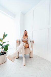 Эскортница Аля - грудь 4, рост 160 см, вес 52 кг, цвет волос Блондинки, этничность Европейская