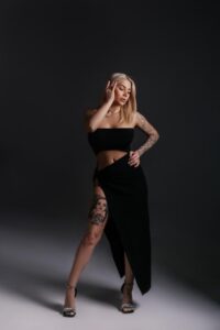 Эскортница Аля - грудь 4, рост 160 см, вес 52 кг, цвет волос Блондинки, этничность Европейская