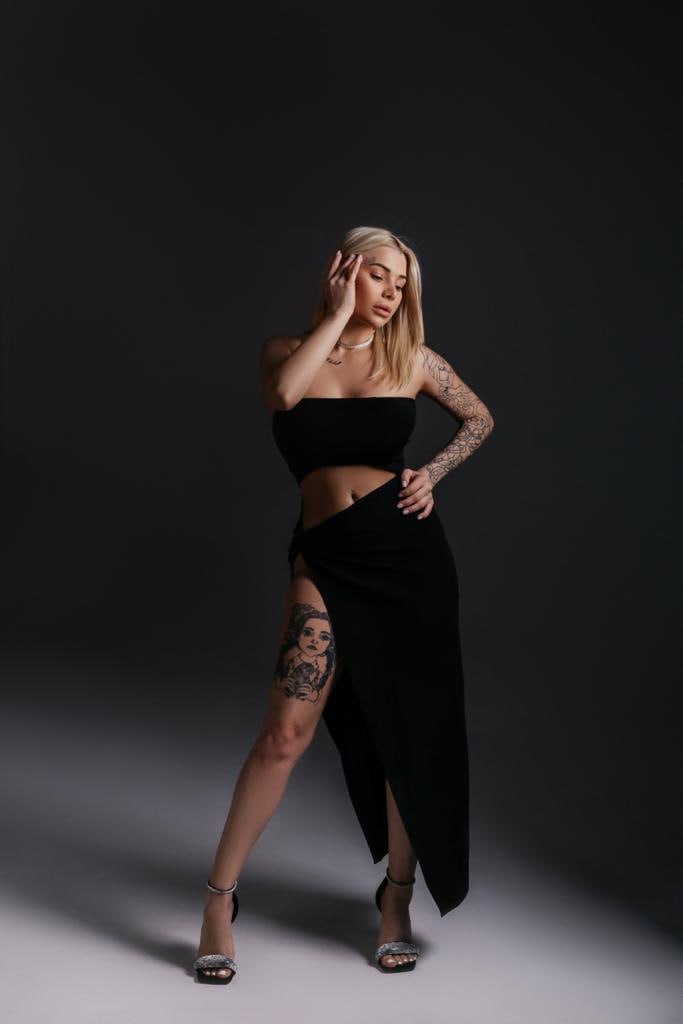 Эскортница Аля - грудь 4, рост 160 см, вес 52 кг, цвет волос Блондинки, этничность Европейская