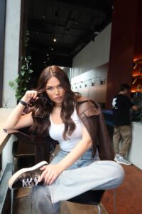 Эскортница Касандра - грудь 2, рост 167 см, вес 56 кг, цвет волос Брюнетки, этничность Смешанная раса