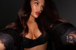 Эскортница Касандра - грудь 2, рост 167 см, вес 56 кг, цвет волос Брюнетки, этничность Смешанная раса