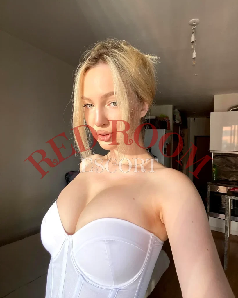 Тая — возраст 19, рост 165, вес 50, размер груди 4