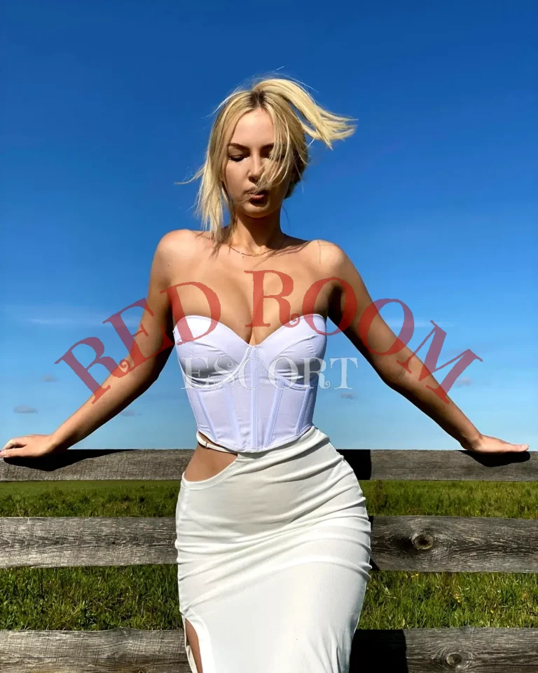 Эскортница Тая - грудь 4, рост 165 см, вес 50 кг, цвет волос Блондинки, этничность Европейская