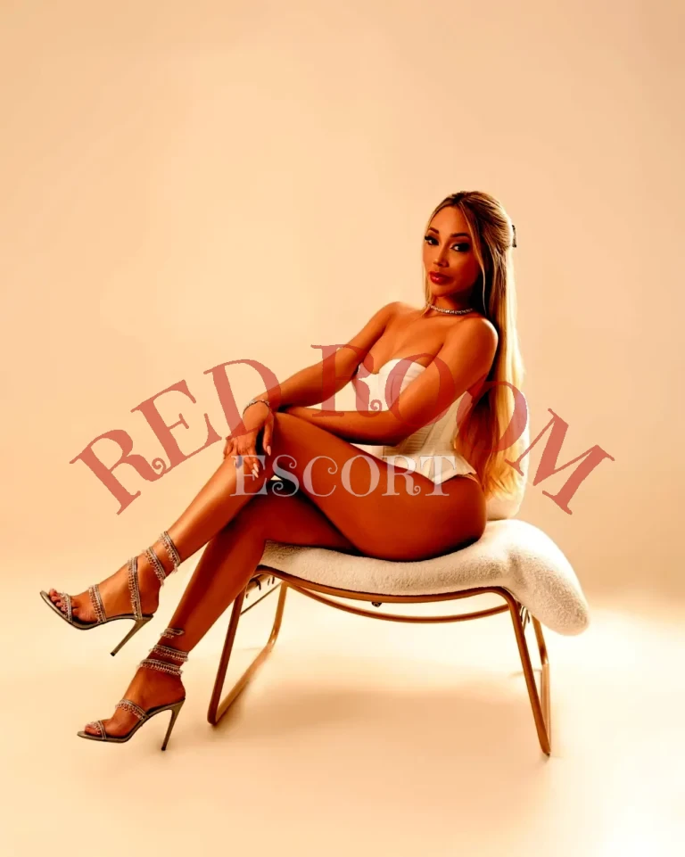 Эскортница Регина - грудь 3, рост 176 см, вес 65 кг, цвет волос Блондинки, этничность Азиатская