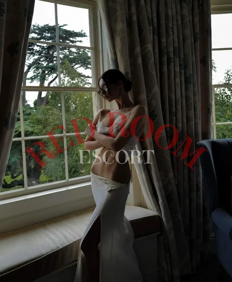 Эскортница Соня - грудь 3, рост 163 см, вес 49 кг, цвет волос Брюнетки, этничность Европейская