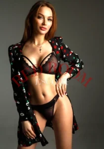 Эскортница Моника - грудь 3, рост 172 см, вес 67 кг, цвет волос Шатенки, этничность Европейская