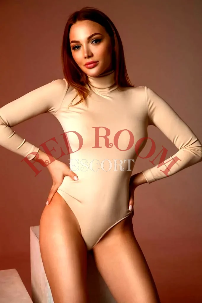 Эскортница Моника - грудь 3, рост 172 см, вес 67 кг, цвет волос Шатенки, этничность Европейская