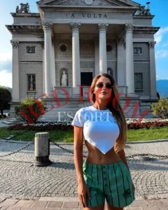 Эскортница Виктория - грудь 3, рост 170 см, вес 57 кг, цвет волос Шатенки, этничность Европейская