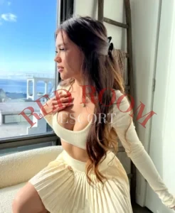 Эскортница Вероника - грудь 3, рост 175 см, вес 60 кг, цвет волос Русые, этничность Азиатская