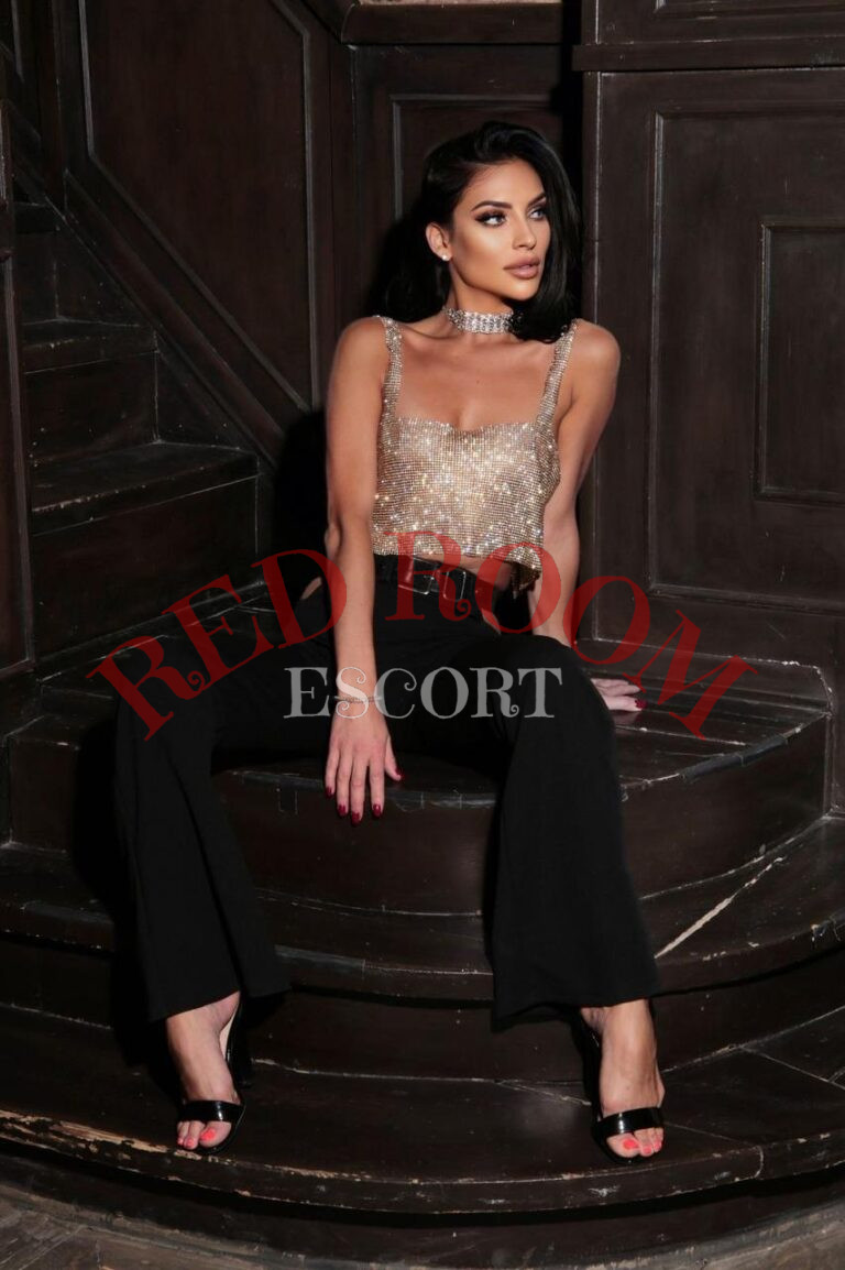 Эскортница Крис - грудь 2, рост 171 см, вес 50 кг, цвет волос Брюнетки, этничность Европейская