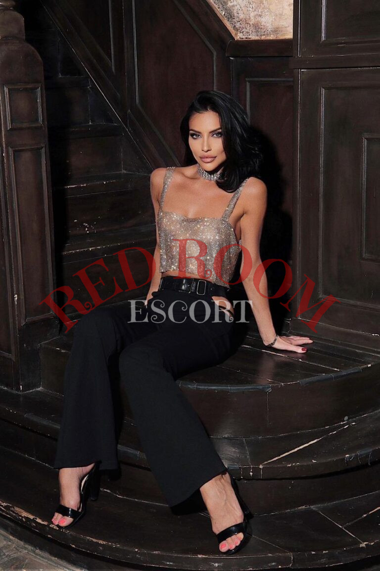 Эскортница Крис - грудь 2, рост 171 см, вес 50 кг, цвет волос Брюнетки, этничность Европейская