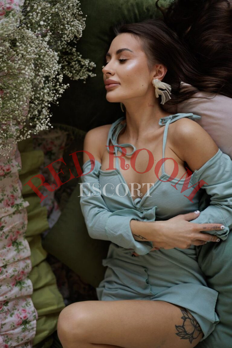 Эскортница Карди  - грудь 3, рост 162 см, вес 42 кг, цвет волос Шатенки, этничность Европейская