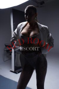 Эскортница Карди  - грудь 3, рост 162 см, вес 42 кг, цвет волос Шатенки, этничность Европейская