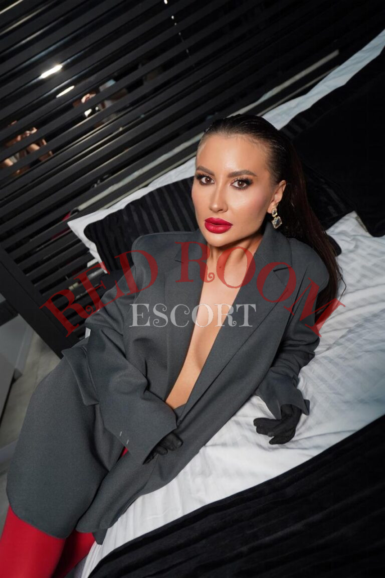 Эскортница Карди  - грудь 3, рост 162 см, вес 42 кг, цвет волос Шатенки, этничность Европейская