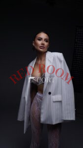 Эскортница Карди  - грудь 3, рост 162 см, вес 42 кг, цвет волос Шатенки, этничность Европейская