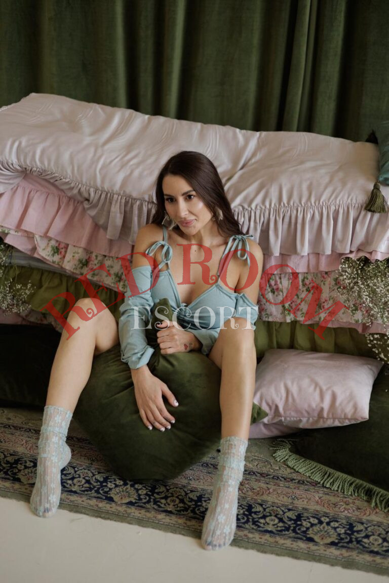 Эскортница Карди  - грудь 3, рост 162 см, вес 42 кг, цвет волос Шатенки, этничность Европейская