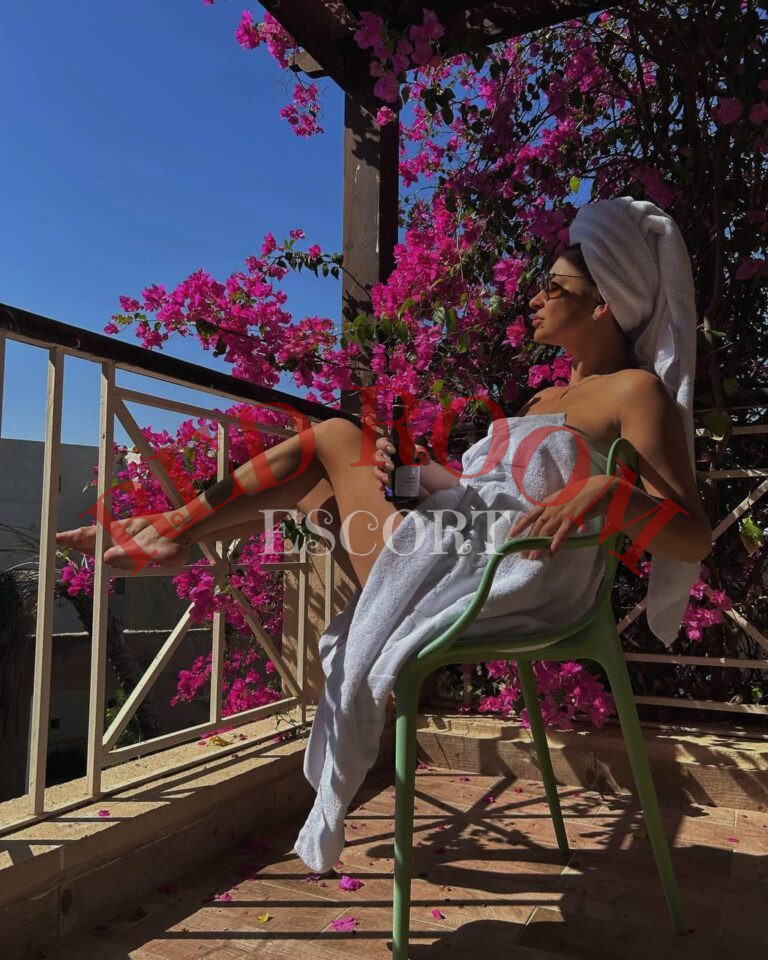 Эскортница Юлия  - грудь 4, рост 170 см, вес 59 кг, цвет волос Брюнетки, этничность Арабская
