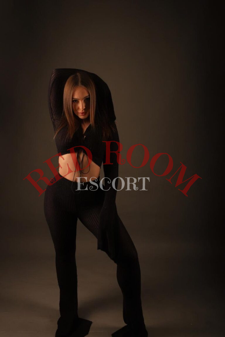 Эскортница Владлена - грудь 3, рост 168 см, вес 55 кг, цвет волос Шатенки, этничность Латиноамериканская