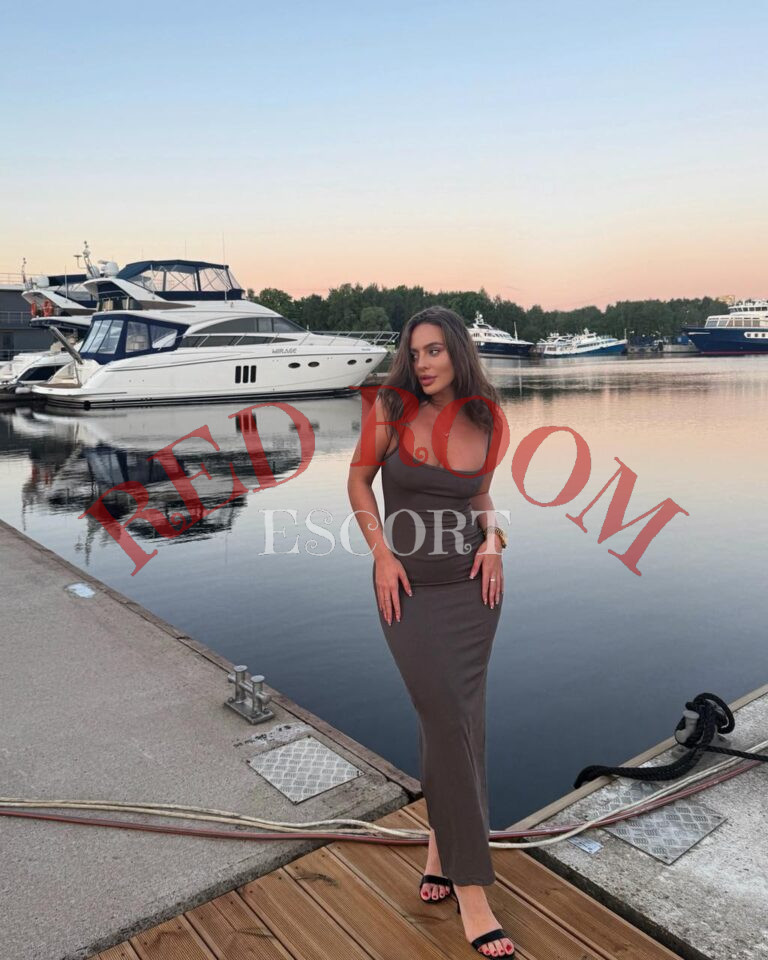 Эскортница Владлена - грудь 3, рост 168 см, вес 55 кг, цвет волос Шатенки, этничность Латиноамериканская