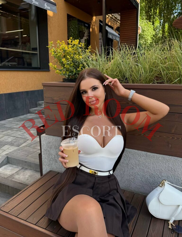 Эскортница Дашуля  - грудь 4, рост 165 см, вес 60 кг, цвет волос Шатенки, этничность Смешанная раса