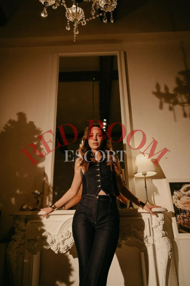 Эскортница Радмила  - грудь 3, рост 168 см, вес 54 кг, цвет волос Русые, этничность Смешанная раса