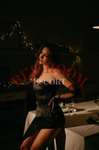 Эскортница Радмила  - грудь 3, рост 168 см, вес 54 кг, цвет волос Русые, этничность Смешанная раса