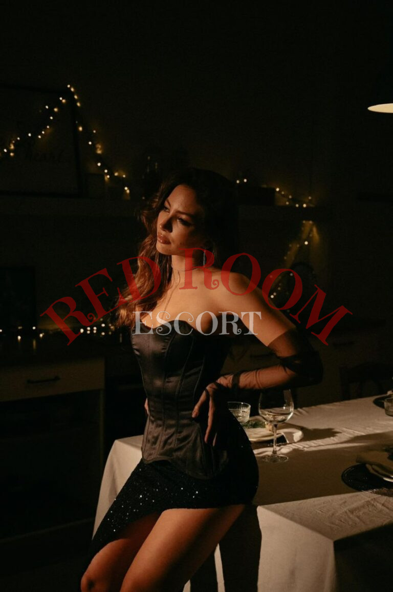 Эскортница Радмила  - грудь 3, рост 168 см, вес 54 кг, цвет волос Русые, этничность Смешанная раса