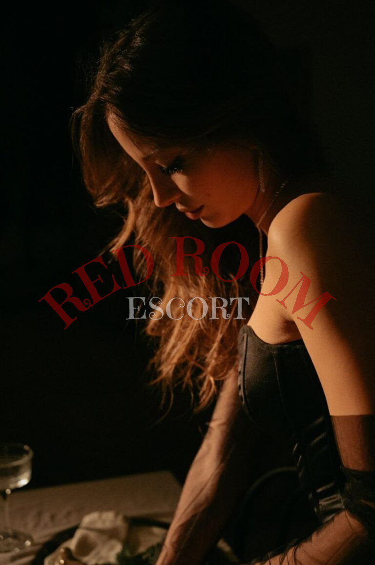 Эскортница Радмила  - грудь 3, рост 168 см, вес 54 кг, цвет волос Русые, этничность Смешанная раса