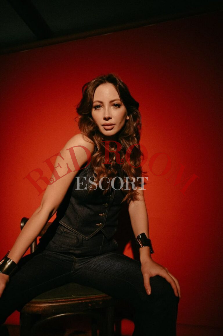 Эскортница Радмила  - грудь 3, рост 168 см, вес 54 кг, цвет волос Русые, этничность Смешанная раса