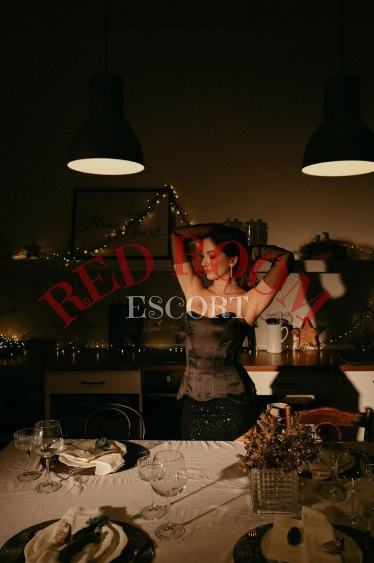 Эскортница Радмила  - грудь 3, рост 168 см, вес 54 кг, цвет волос Русые, этничность Смешанная раса