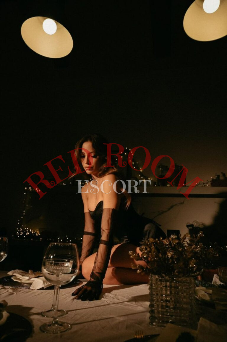 Эскортница Радмила  - грудь 3, рост 168 см, вес 54 кг, цвет волос Русые, этничность Смешанная раса